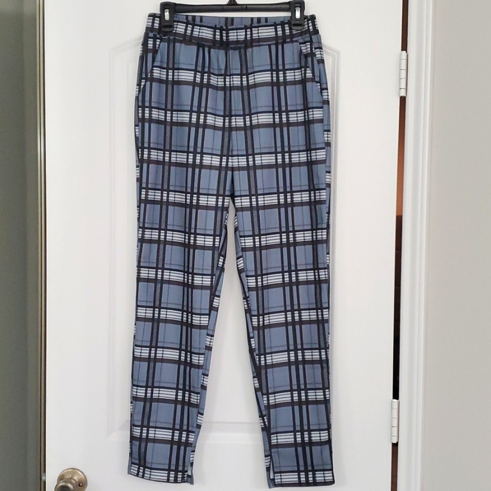 Cute plaid black and gray pants in great condition! 2 front pockets by Shein.